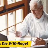 Die 9/10-Regel entscheidet über günstige Krankenkassenbeiträge im Ruhestand 5 Älterer Mann am Schreibtisch beim Prüfen von Unterlagen zu Krankenversicherung der Rentner und 9/10-Regel