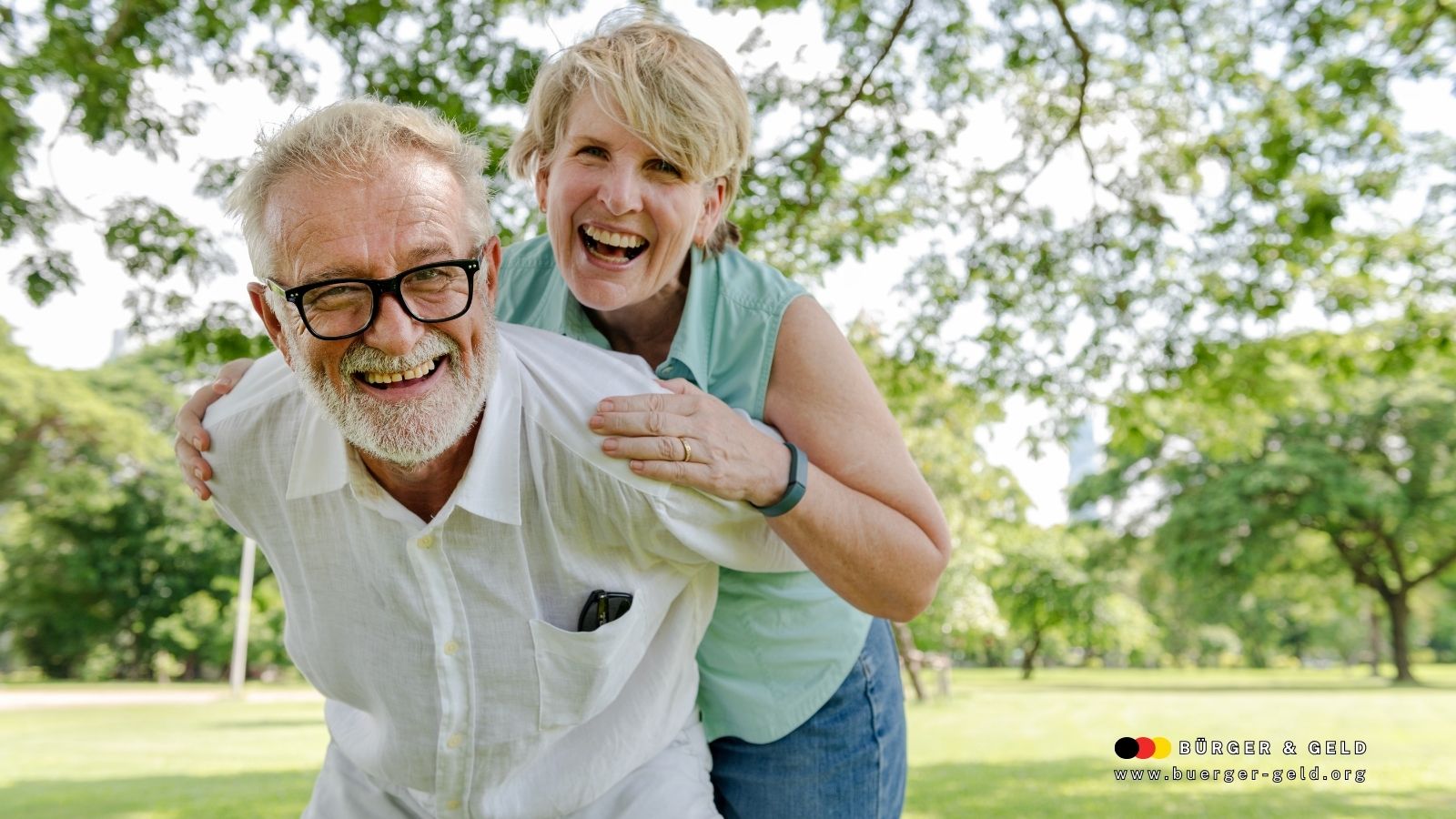Älteres Paar lacht gemeinsam im Park; Symbolbild für abschlagsfreien Renteneintritt und sorgenfreien Ruhestand 2026 in Deutschland.