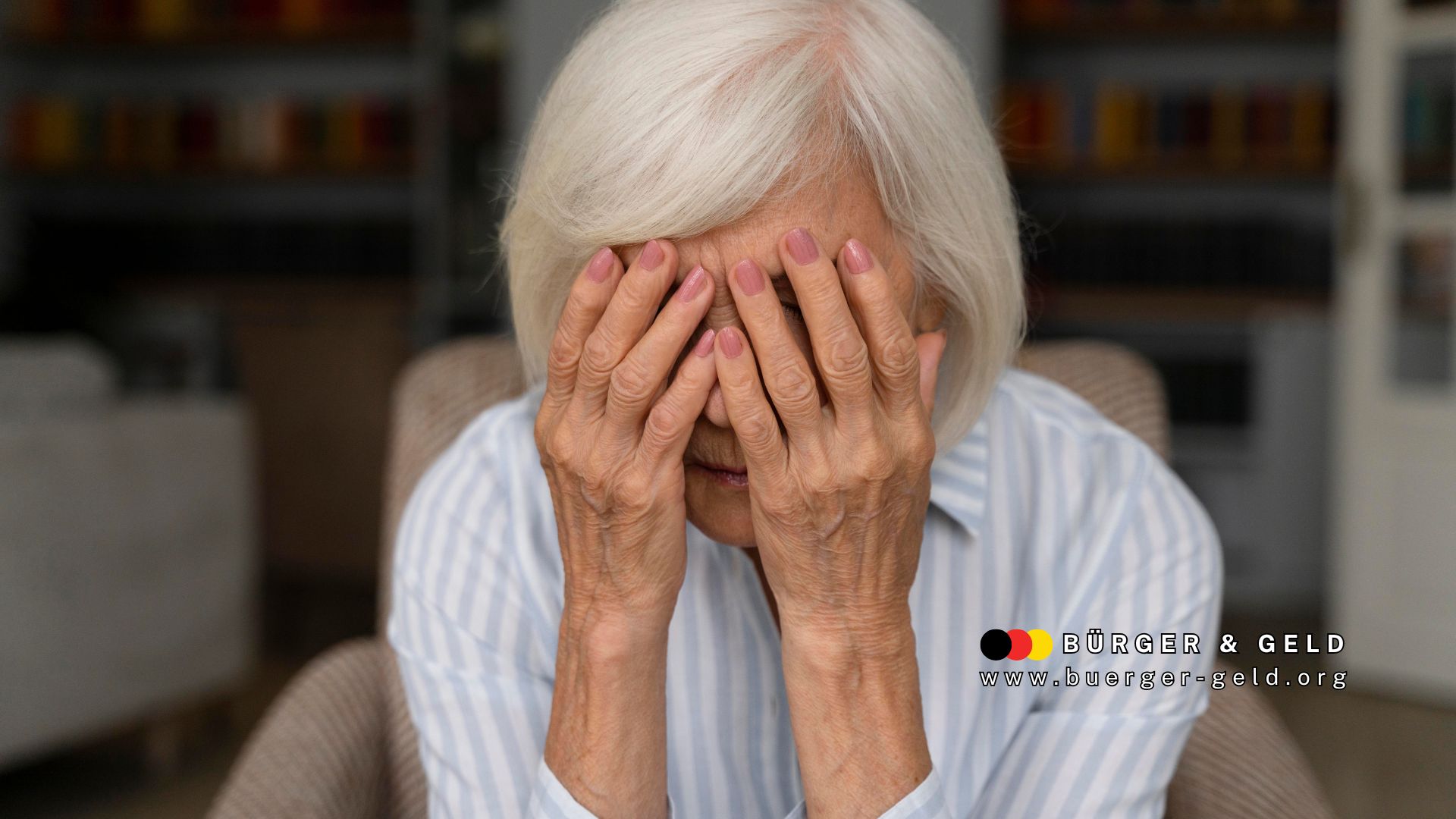 Ältere Frau mit weißen Haaren hält sich entsetzt das Gesicht vor den Augen – symbolische Darstellung für Betrugsopfer von Rentenversicherungstrickbetrug in Deutschland.