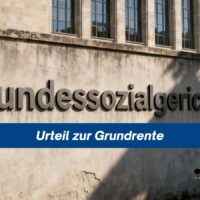 Urteil zur Grundrente: Warum das Einkommen des Ehepartners jetzt sicher angerechnet werden darf 5 Fassade des Bundessozialgerichts mit großer Aufschrift „Bundessozialgericht“ und blauem Banner „Urteil zur Grundrente“, Branding von Bürger & Geld unten rechts.