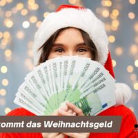 13. Gehalt oder Nullrunde? So ungleich verteilt ist Weihnachtsgeld in Deutschland 5 Junge Frau mit Weihnachtsmütze hält 100-Euro-Scheine als Fächer vor dem Gesicht, festlich leuchtender Hintergrund – Thema: Wer bekommt Weihnachtsgeld in Deutschland.