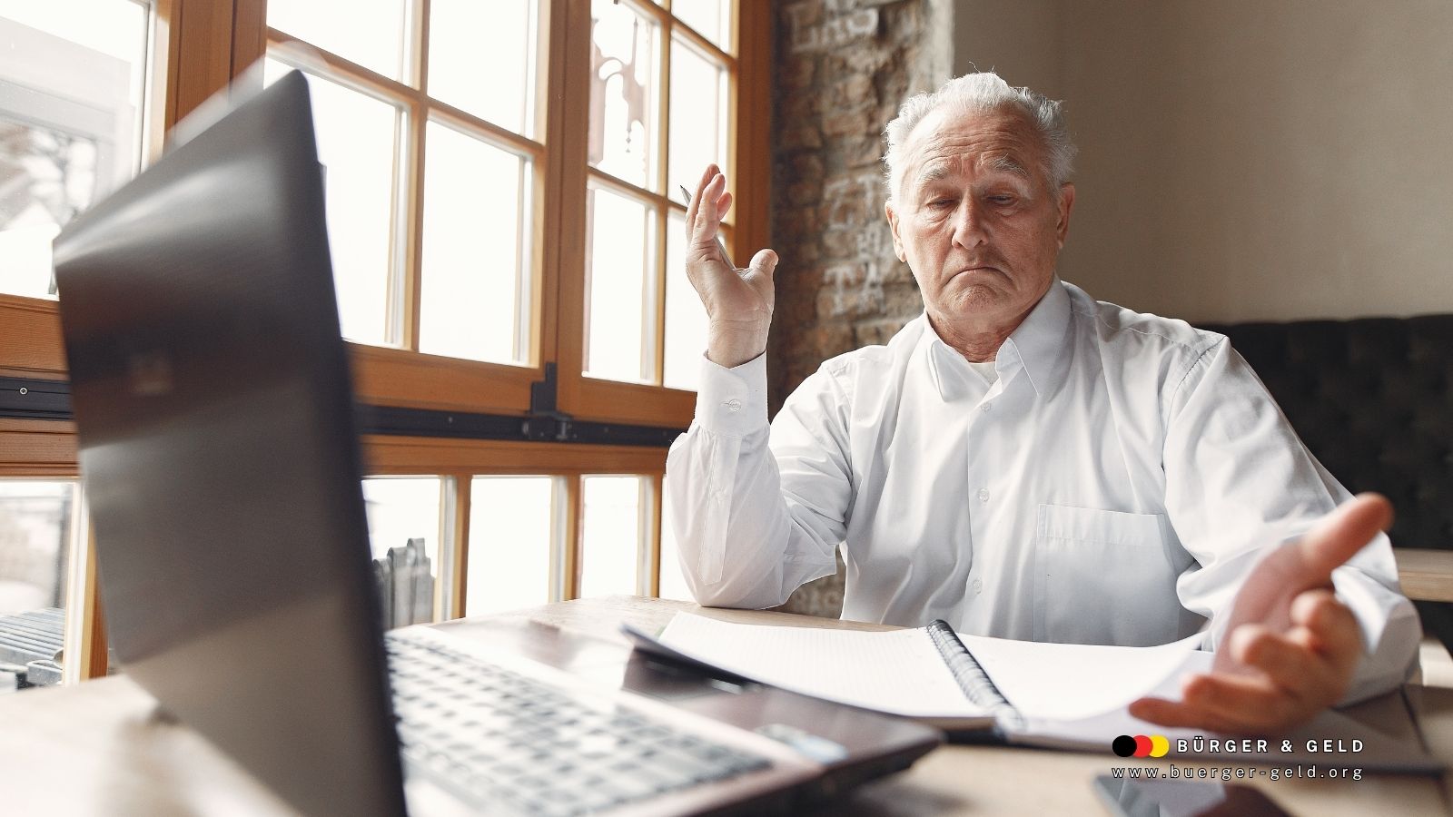 Älterer Mann im weißen Hemd diskutiert am Laptop über Steuerungerechtigkeit der Aktivrente 2026 – Bürger & Geld Nachrichtenmagazin