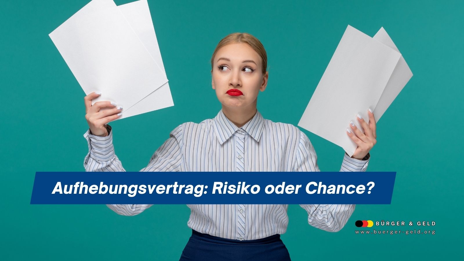 Junge Frau im Büro-Outfit schaut unsicher, hält in beiden Händen jeweils mehrere leere Blätter, im Vordergrund ein Banner mit der Aufschrift „Aufhebungsvertrag: Risiko oder Chance?“, darunter das Logo von Bürger & Geld.