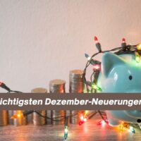 Weihnachten, Nebenkosten, Rente: Die wichtigsten Dezember-Neuerungen, die fast alle übersehen 5 Sparschwein mit Weihnachts-Lichterkette vor gestapelten Münzen – Symbol für die wichtigsten finanziellen Dezember-Neuerungen bei Nebenkosten, Rente, Bahn und Sozialleistungen.