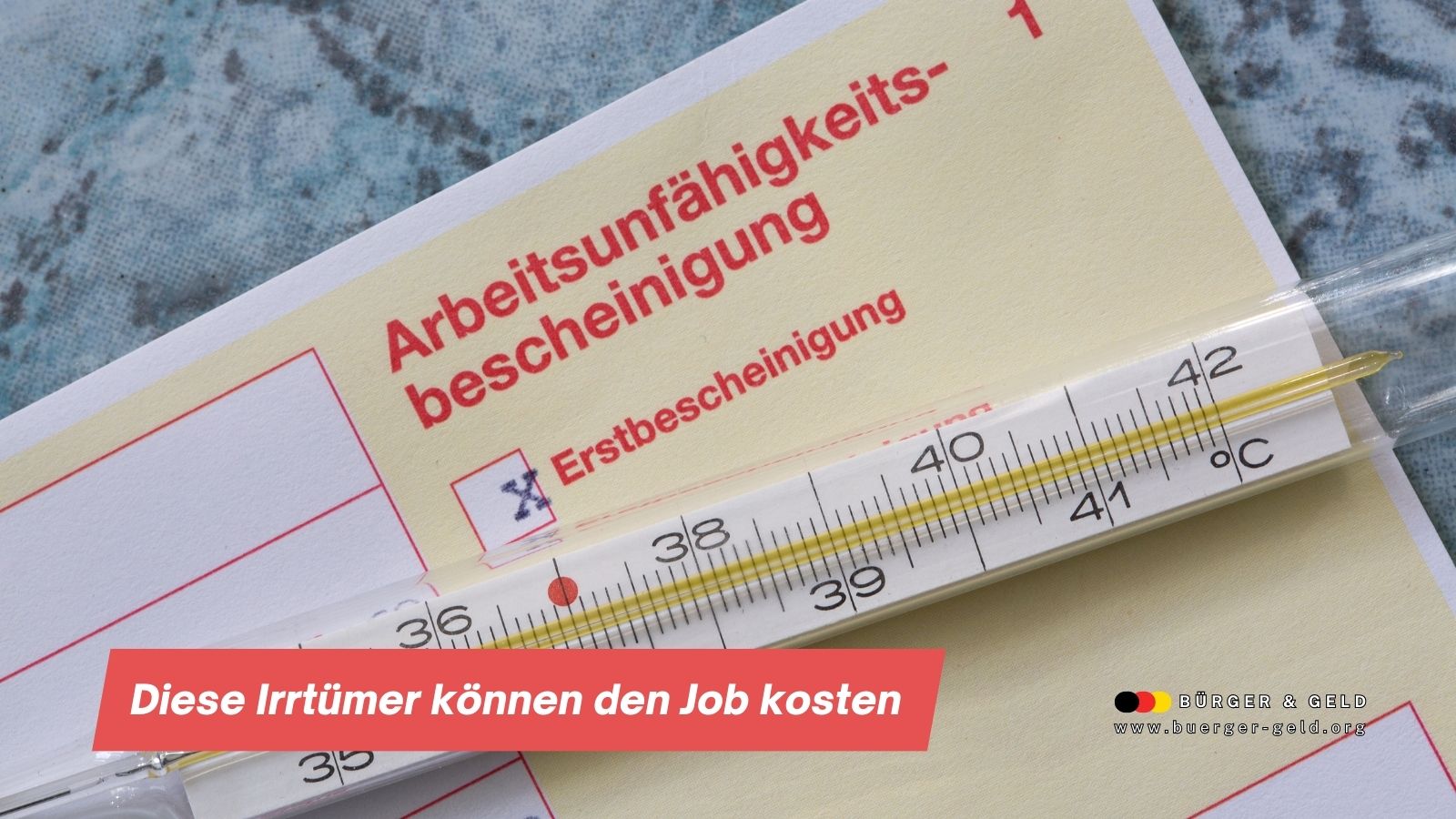 Arbeitsunfähigkeitsbescheinigung mit Fieberthermometer – Hinweis „Diese Irrtümer können den Job kosten“ auf Bürger & Geld, Ratgeber zu Krankschreibung und Arbeitsrecht.
