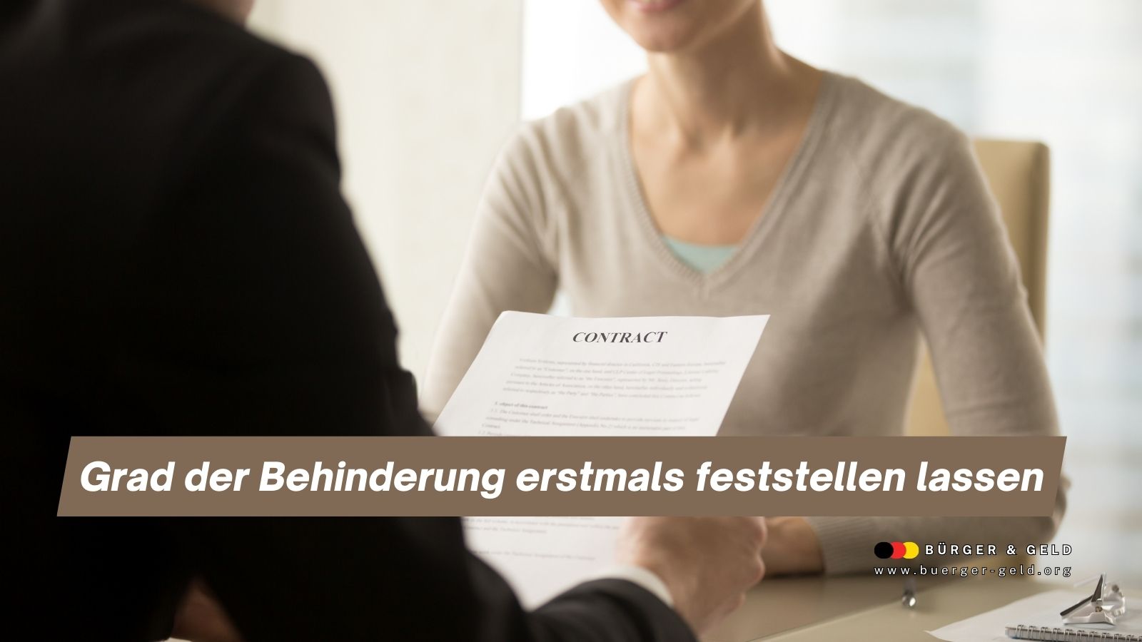 Mitarbeiter überreicht einer Frau ein Dokument im Büro, darüber der Schriftzug „Grad der Behinderung erstmals feststellen lassen“ – Symbolbild für Antrag und Beratung bei Bürger & Geld.