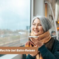 Zug zu spät, Ticket doch noch stornierbar? Diese Bahn-Tricks sollten Rentner jetzt kennen 5 Ältere Frau mit Schal sitzt im Zug am Fenster und spricht ins Smartphone, Symbolbild für Rechte von Rentnern bei Bahn-Reisen, Bürger & Geld.