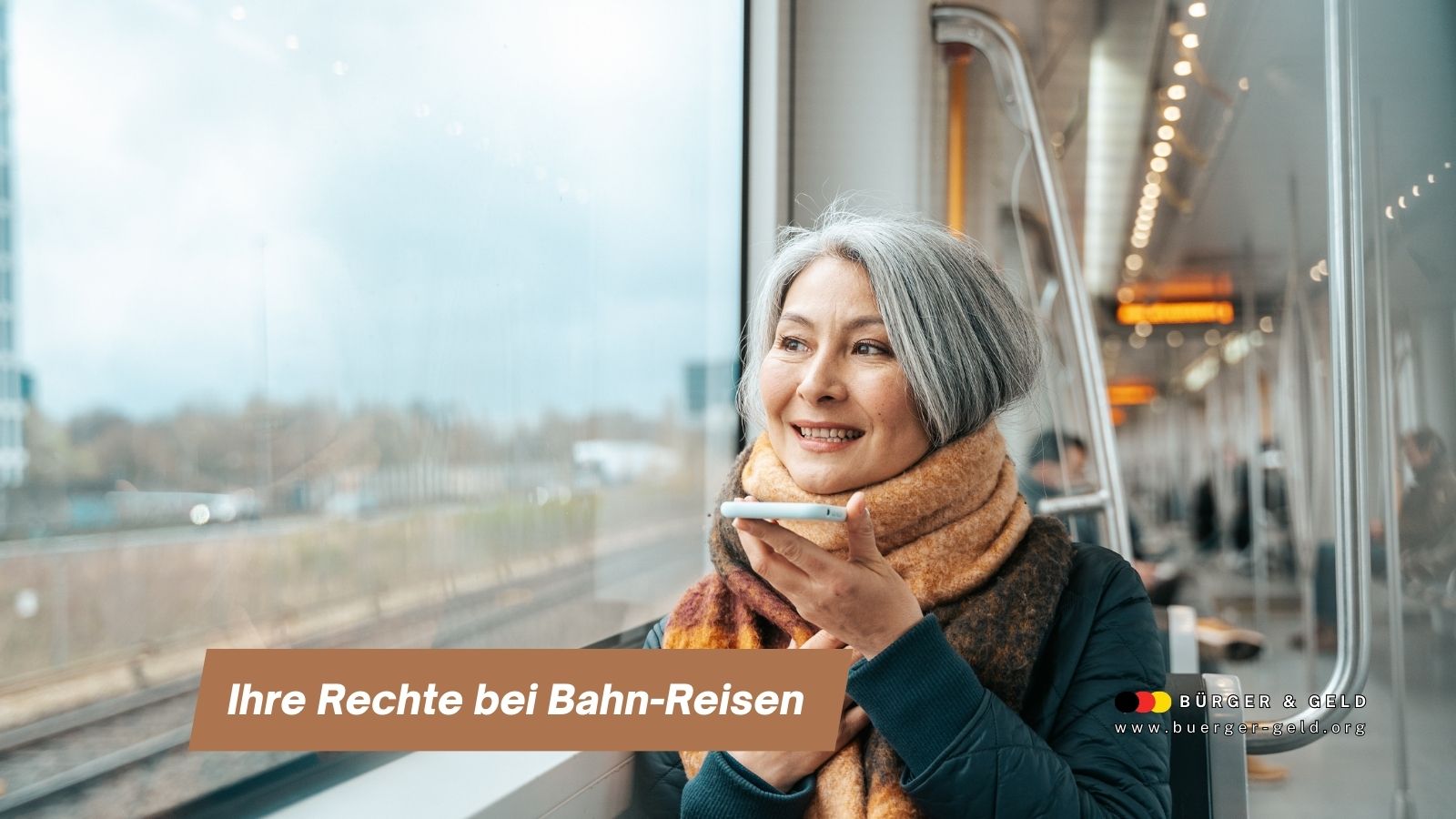 Ältere Frau mit Schal sitzt im Zug am Fenster und spricht ins Smartphone, Symbolbild für Rechte von Rentnern bei Bahn-Reisen, Bürger & Geld.