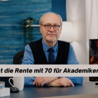 Rentenbeben nach dem Rentenpaket: Kommt die Rente mit 70 für Akademiker? 5 Älterer Büroangestellter sitzt an Schreibtisch, im Vordergrund der Schriftzug „Kommt die Rente mit 70 für Akademiker?“ als Banner, rechts unscharfer Fernseher mit Kaminfeuer, Branding Bürger & Geld.