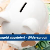 Krankengeld ablehnen – was tun, wenn die Kasse nein sagt? 5 Sparschwein mit Pflastern auf Euro-Geldscheinen – Symbolbild für abgelehntes Krankengeld und finanziellen Druck beim Widerspruch