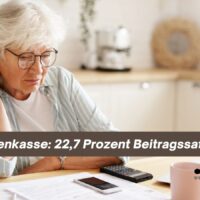 Krankenkassen-Alarm: Drohen bis 2040 irre 22,7 Prozent Beitragssatz für alle Versicherten? 4 Ältere Frau sitzt besorgt mit Unterlagen, Taschenrechner und Smartphone am Küchentisch; Textbanner „Krankenkasse: 22,7 Prozent Beitragssatz“, Symbolbild zu steigenden GKV-Kosten für Rentner.