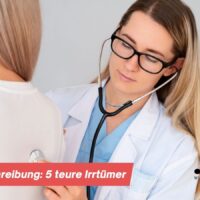 Krankschreibung: 5 teure Irrtümer, die deinen Job und Urlaub kosten können 5 Ärztin untersucht Patientin mit Stethoskop.