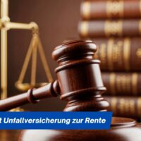 Chronisch erschöpft nach Virusinfektion im Job: LSG zwingt Unfallversicherung zur Rente 4 Richterhammer vor Waage und Gesetzbüchern im Gerichtssaal, dazu Einblendung „LSG zwingt Unfallversicherung zur Rente“ – Symbolbild für ein wegweisendes Urteil zur Unfallrente.