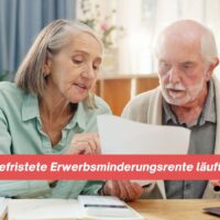 Befristete Erwerbsminderungsrente läuft aus: Dieses Urteil sollten Betroffene kennen 4 Ältere Menschen diskutieren Dokumente.
