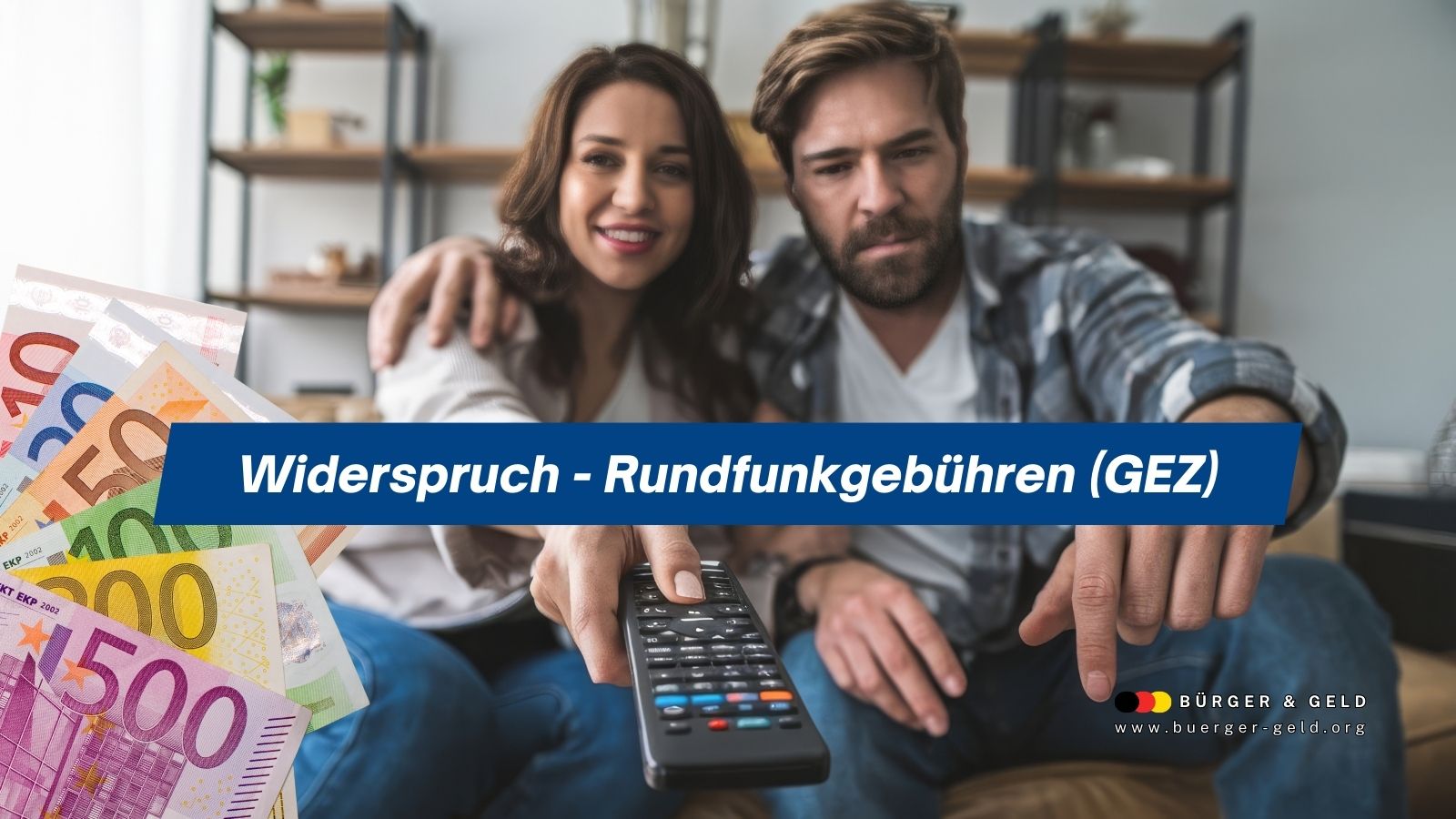 Paar sitzt auf dem Sofa, hält eine TV-Fernbedienung in der Hand, im Vordergrund liegen Euro-Geldscheine – Symbolbild für Widerspruch gegen Rundfunkgebühren (GEZ) bei Bürger & Geld.