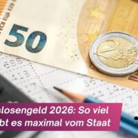 Arbeitslosengeld 2026: So viel Geld gibt es maximal vom Staat 5 Geldscheine und Münzen auf einem Tisch