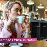 Steuern und Preise 2026 in Cafés: Warum Kaffee, Kakao und Pflanzendrinks unterschiedlich teuer werden 5 Frau trinkt Kaffee in Café.