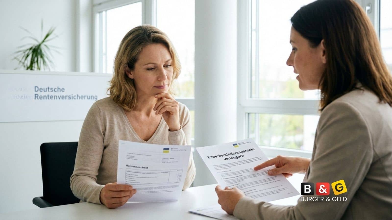 Zwei Frauen besprechen Rentendokumente.