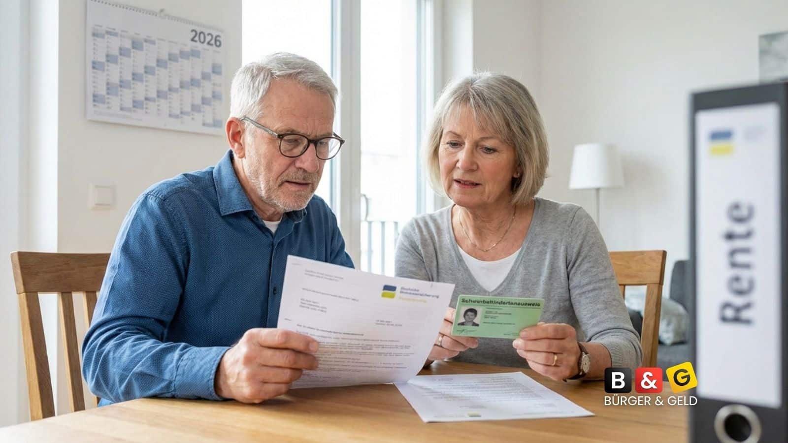 Älteres Paar mit Dokumenten zum Schwerbehindertenausweis und Rente am Tisch