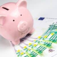 Über 100 Euro sparen: am 1. Oktober 2023 fallen 2 Umlagen weg
