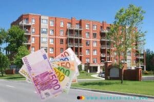 Mehrfamilienhaus mit Wohnungen, vor denen Geldscheine in Euro schweben.
