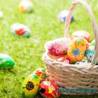 bunte Ostereier auf Wiese