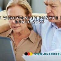 Rentnerehepaar schaut auf Notebook