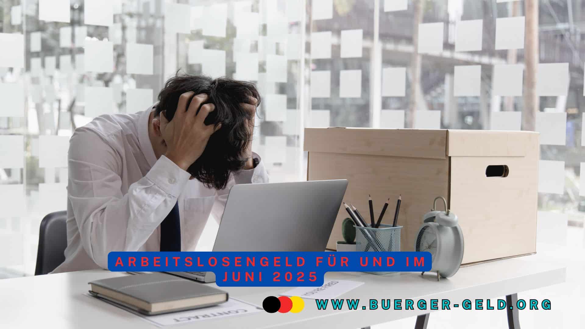 Mann mit gesenkten Kopf vor dem Notebook am Schreibtisch