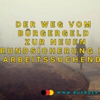 Mann wandert im Nebel auf Holzweg