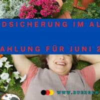 Seniorin liegt zwischen Juni-Blumen