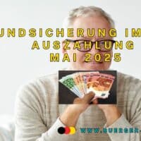 Senior lächelt mit Geld in den Händen