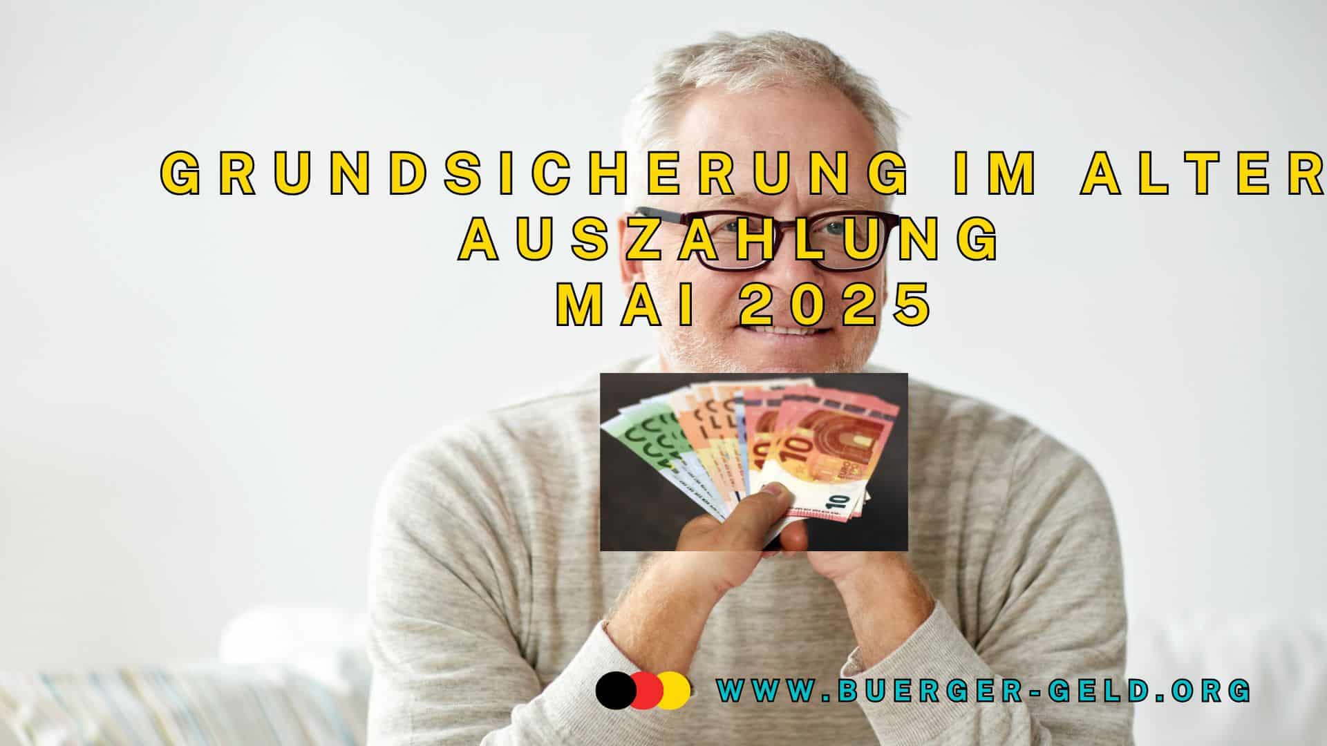 Senior lächelt mit Geld in den Händen