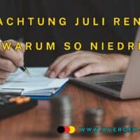Senior rechnet schriftlich; Geldmünzen im Vordergrund