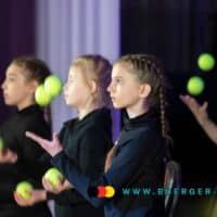 vier Kinder jonglieren mit Tennisbällen