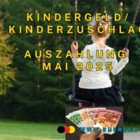 Kind auf Schaukel mit Rücken zur Kamera