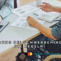 Mann im Rollstuhl am Schreibtisch