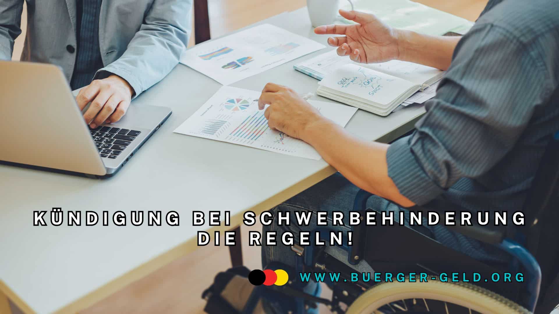 Mann im Rollstuhl am Schreibtisch