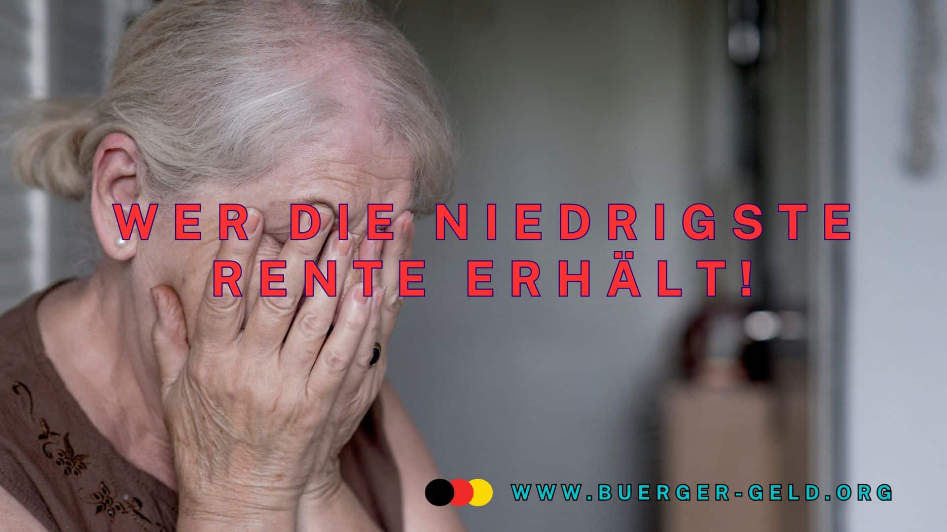 ältere Frau hat Hände vor dem Gesicht