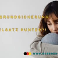 Frau mit angezogenen Knien ängstlich
