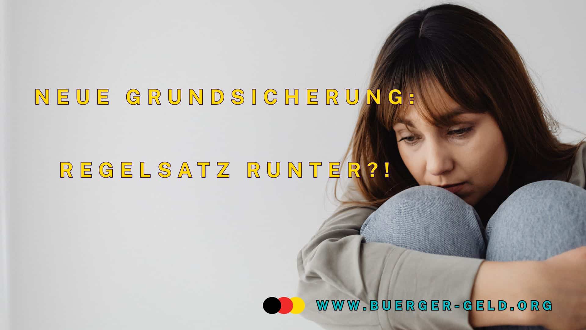 Frau mit angezogenen Knien ängstlich