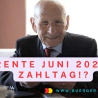 älterer Herr im Anzug hält Geldscheine in der Hand