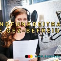 Radiosprecherin liest Text vom Blatt