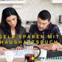 Eine Frau und ein Mann schauen in ein Haushaltsbuch.