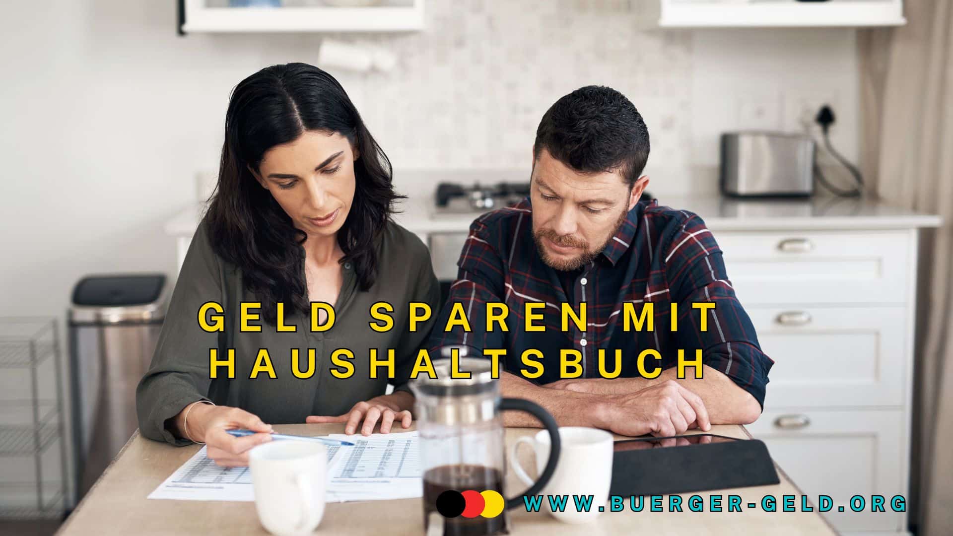 Eine Frau und ein Mann schauen in ein Haushaltsbuch.