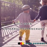 Kinder gehen Hand in Hand über Holzbrücke