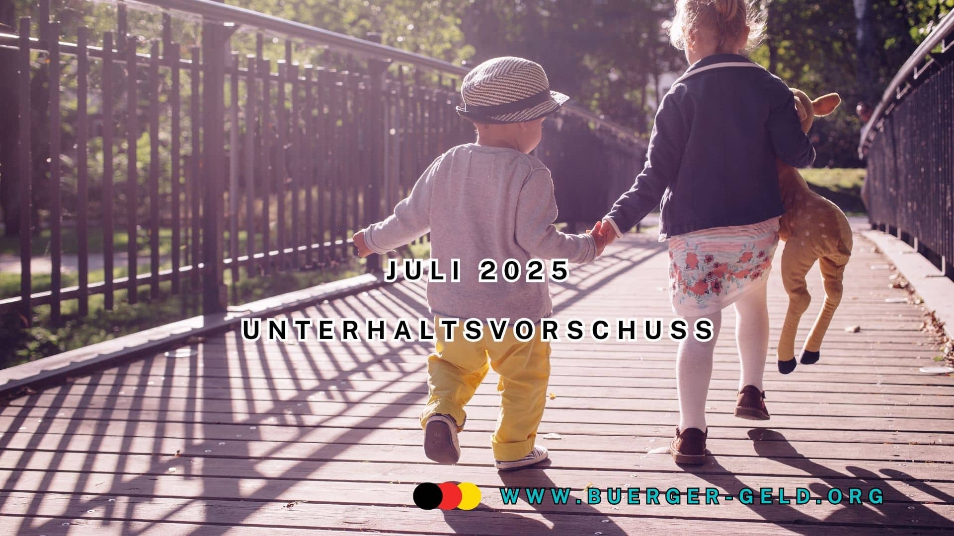 Kinder gehen Hand in Hand über Holzbrücke