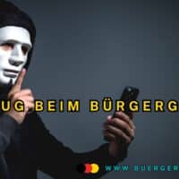 Mann mit Maske und Kapuze vor dunklem Hintergrund