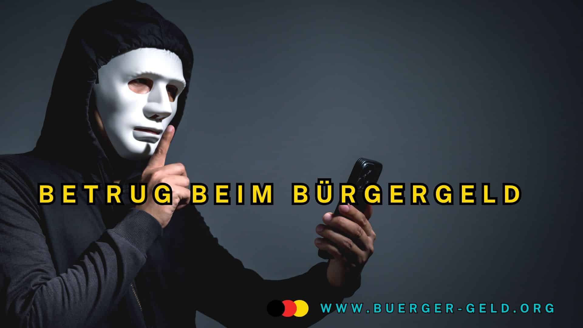 Mann mit Maske und Kapuze vor dunklem Hintergrund