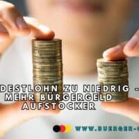 großer und kleiner Münzstabel zwischen den Fingern im Vergleich