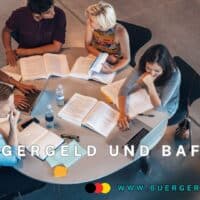 Studierende sitzen an einem runden Tisch